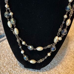 Lovely extra long necklace. Approximately 52” long. Can be doubled. Great cond.